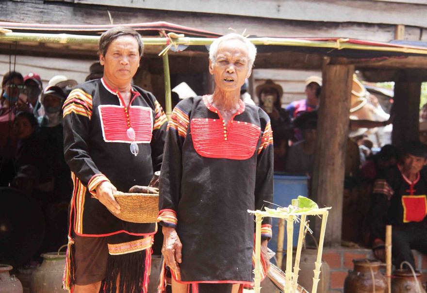 Thầy cúng Ksor Lol làm "Lễ cúng cầu mưa" tại nhà mình