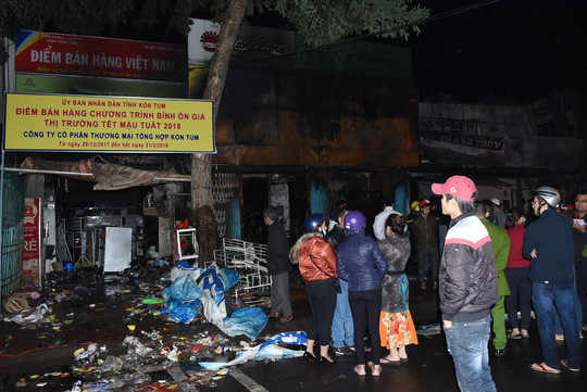 Vụ cháy đã thiêu rụi 3 ngôi nhà liền kề 