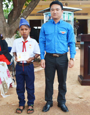 Em Y Nhơng nhận bằng khen “Tuổi trẻ dũng cảm” (ảnh Hà Đức Thành)