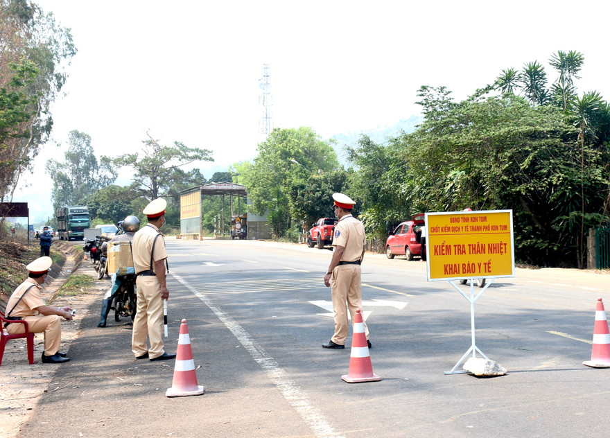 Lực lượng chức năng làm việc ở đèo Sao Mai