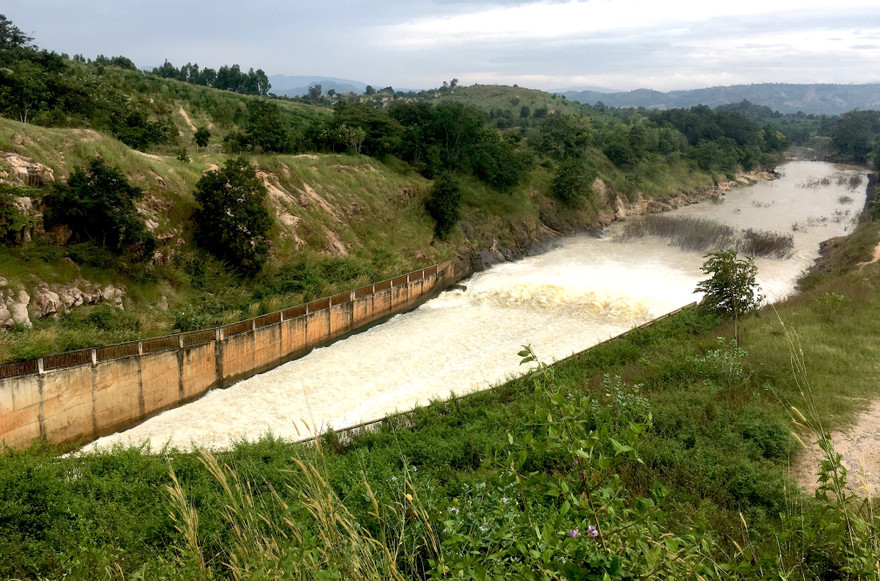 Ông Nguyễn Văn Tỉnh (giữa) cùng đoàn công tác tại hồ chứa Ia Ring, huyện Chư Sê