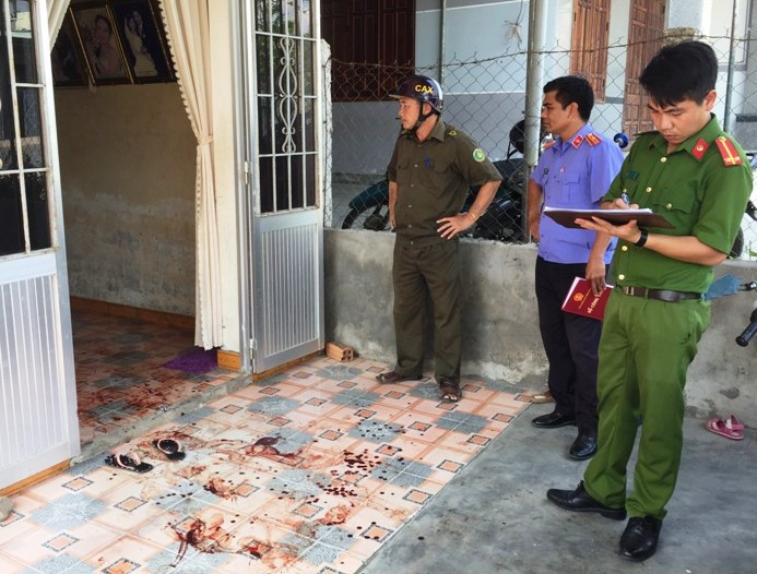 Lực lượng chức năng khám nghiệm hiện trường