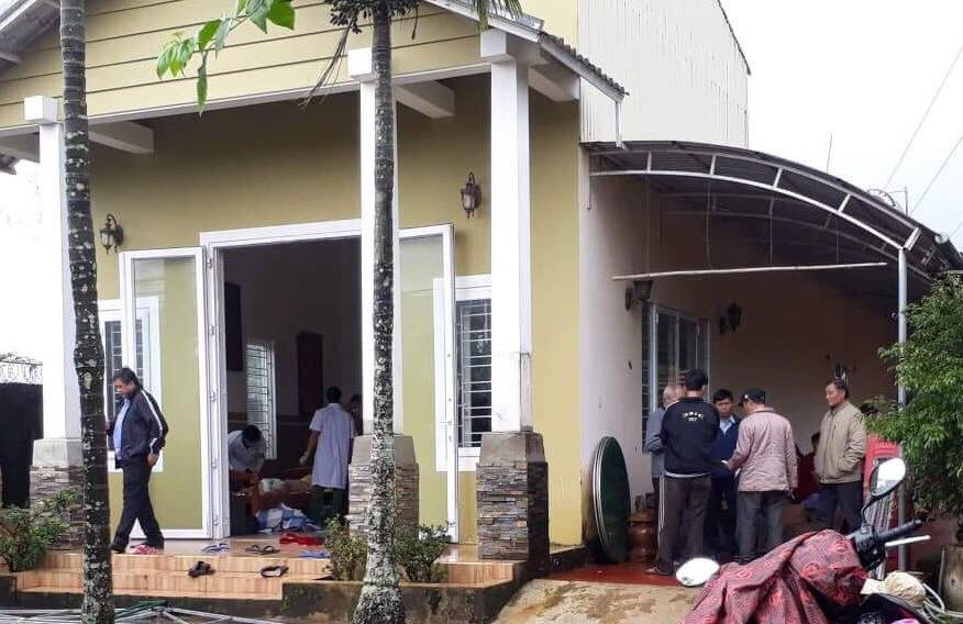 Lực lượng chức năng khám nghiệm tử thi nạn nhân Chung