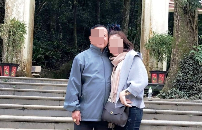 Ông Xem cùng chị Ph. đi du lịch và chụp ảnh ở những địa điểm du lịch