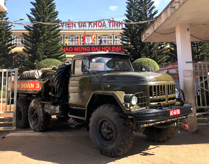 Quân đoàn 3 phun hoá chất khử khuẩn ở Bệnh viện Đa khoa tỉnh Gia Lai khi phát hiện 1 ca dương tính SARS-CoV-2.