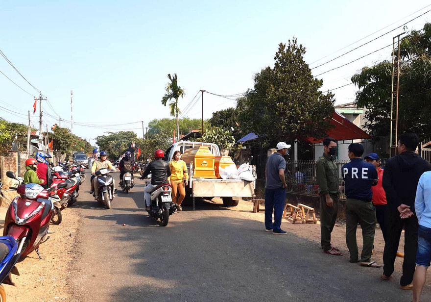 Người nhà tổ chức tang lễ cho nạn nhân