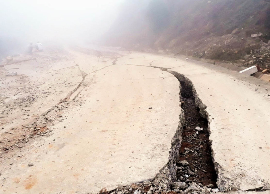 Đoạn đường vừa qua xã Măng Ri nhiều đoạn bị nứt tạo thành rãnh lớn giữa đường