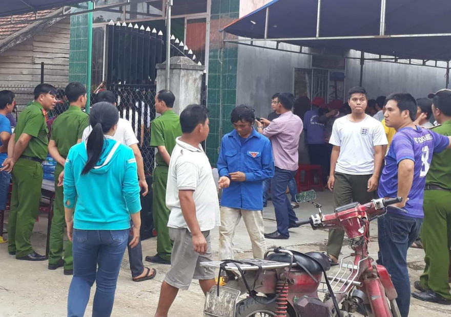 Người dân và lực lượng chức năng có mặt tại nhà chị Kpă H'Ven