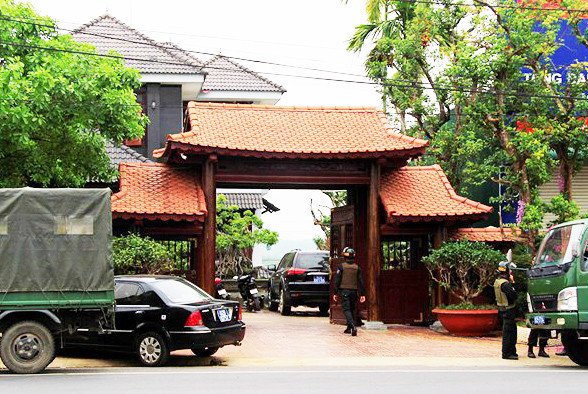 Khám xét nhà gỗ khủng của "Sơn Cầu Giấy"