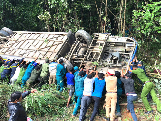 Hàng trăm người đến cứu hành khách gặp nạn