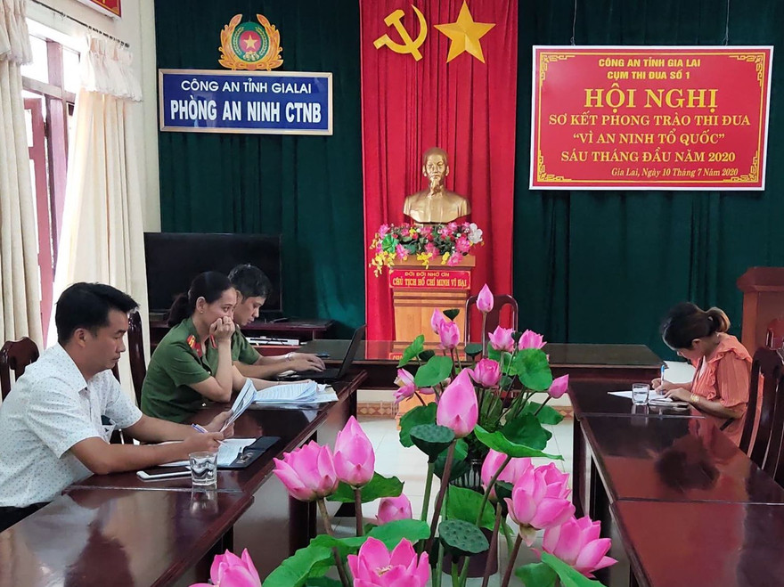 Công an tỉnh Gia Lai làm việc với chị V. về nội dung đăng tải trên mạng xã hội không đúng