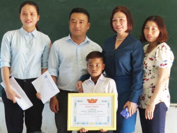 Anh Đỗ Duy Nam trao bằng khen cho em Gơng