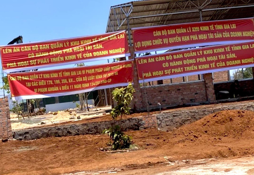 Băng rôn treo trên tường rào Công ty Minh Hoàng Gia Lai