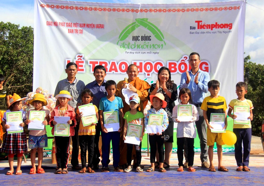 Học bổng Đọt Chuối Non của báo Tiền Phong đến xã giáp biên Ia Chía, huyện Ia Grai, tỉnh Gia Lai