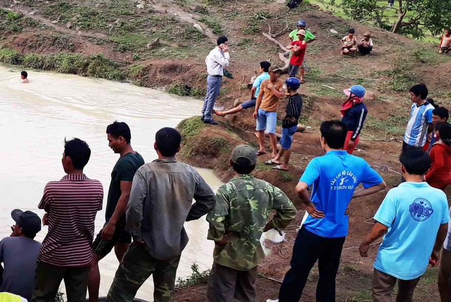 Người dân cùng lực lượng chức năng tìm kiếm thi thể 2 em học sinh