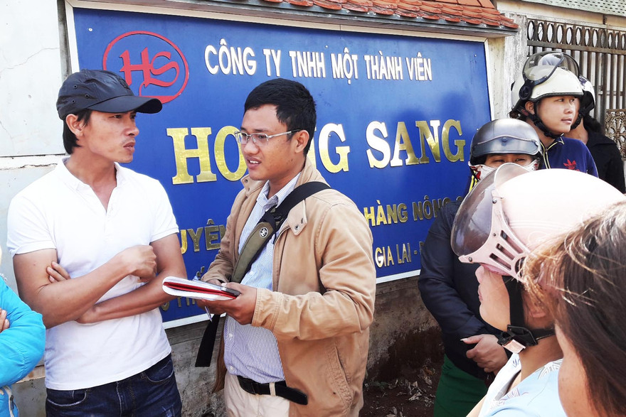 Hàng trăm người dân đến trước cổng công ty Hoàng Sang.