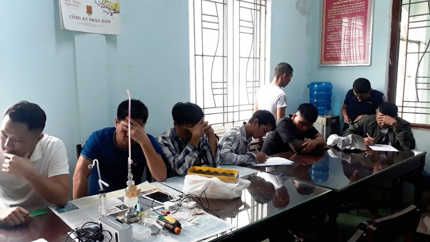 Nhóm thanh niên tại cơ quan công an