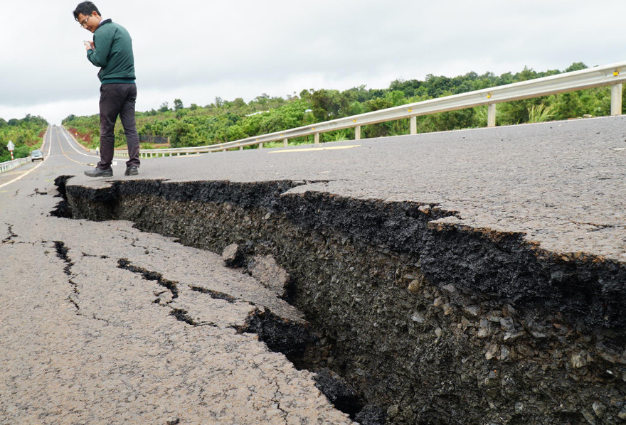 Đường 250 tỉ vừa được đưa vào sử dụng đã hỏng nghiêm trọng