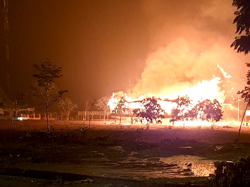 Đến 19h ngày 6-4 ngọn lửa vẫn cháy ngùn ngụt