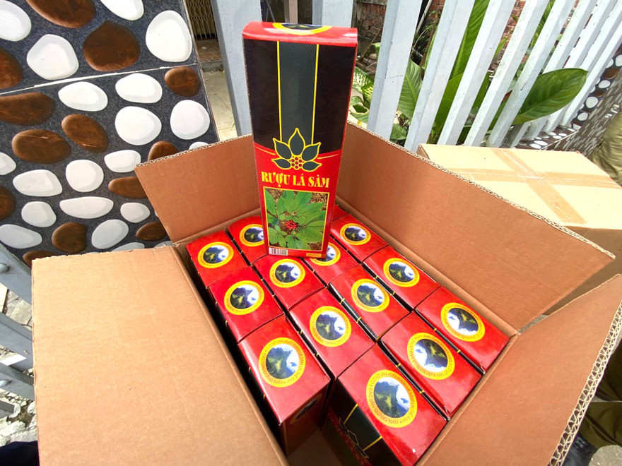 Những chai rượu có dấu hiệu vi phạm bản quyền được cơ quan chức năng phát hiện.