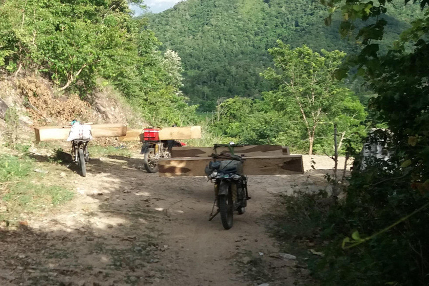 Các đối tượng lâm tặc đến cổng Trạm Quản lý bảo vệ rừng Ia Dreh rồi vào "trình báo"