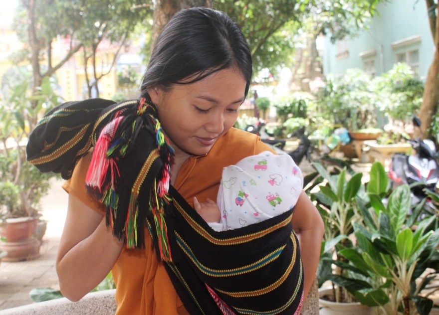 Siu H’Đanil và con trai 3 tháng tuổi