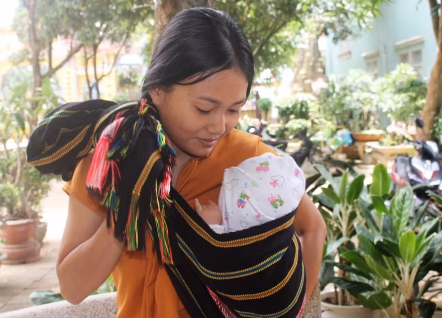 Siu H’Đanil và con trai 3 tháng tuổi