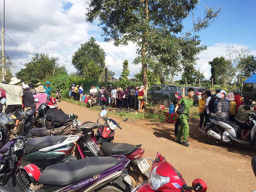 Người dân thôn 2 (xã Chư Á) tập trung ở nhà của ông Năm nơi xảy ra án mạng