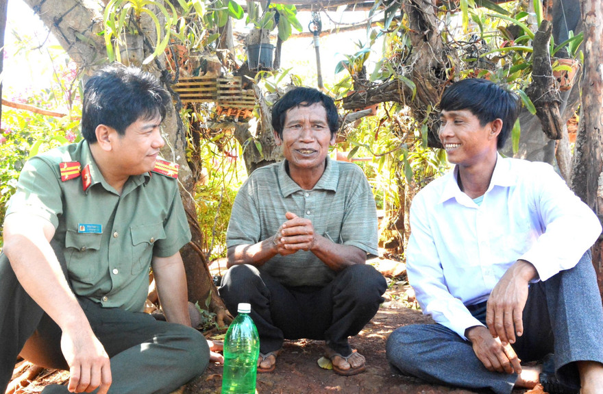 Công an huyện Chư Sê (Gia Lai) đến động viên người từng lầm lỡ ổn định cuộc sống