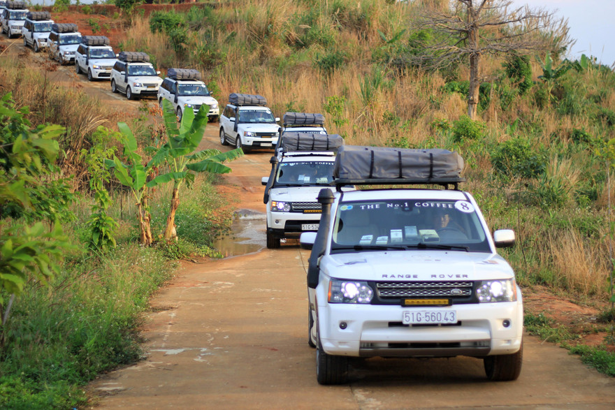 Đoàn xe "Hành trình từ Trái Tim" tại ngã Ba Đông Dương