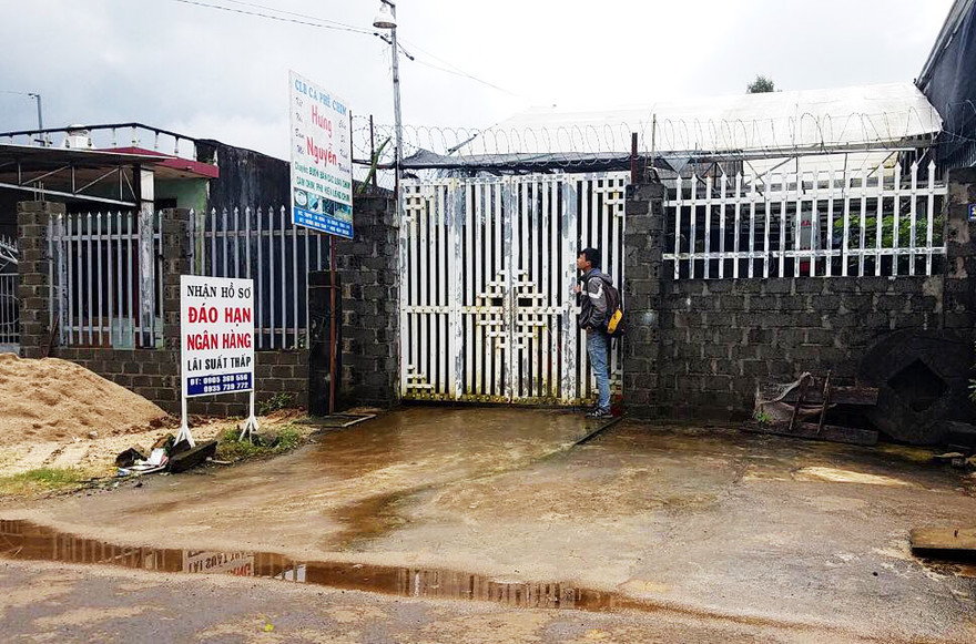 Nhiều người dân cho Hường vay tiền tìm đến nhà của đối tượng này nhưng cửa đã đóng