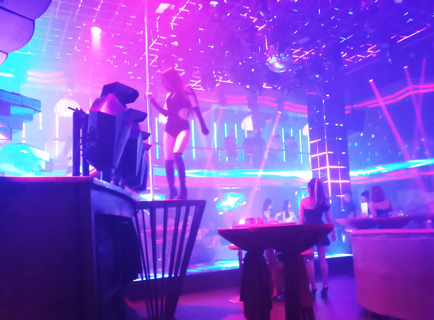 Bên trong quán bar Sef Lounge & Chill