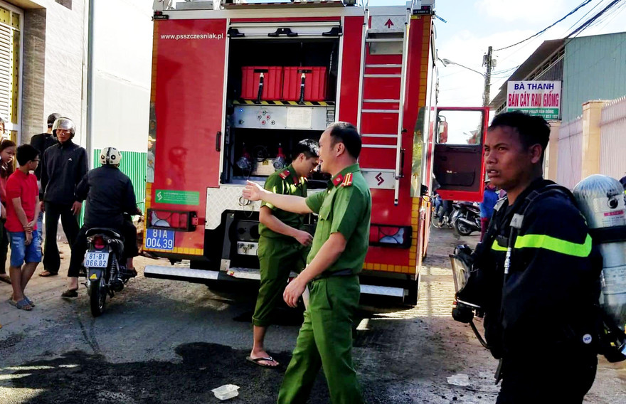 Lực lượng chức năng có mặt tại hiện trường dập lửa