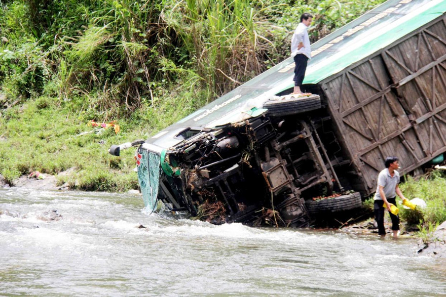 Xe khách rơi xuống vực trong vụ tai nạn đặc biệt nghiêm trọng ngày 16/6 