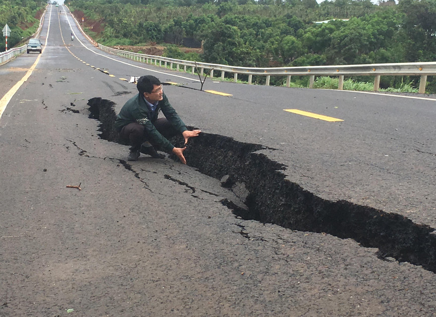Mặt đường tránh qua thị trấn Chư Sê bị sụt lún nghiêm trọng