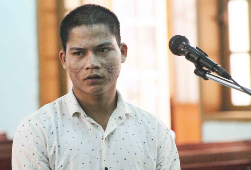 Bị cáo Đinh Vol trước vành móng ngựa