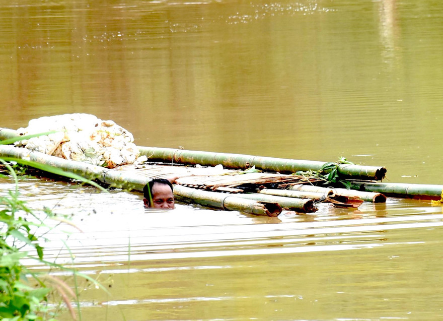 Thuỷ điện Plei Kần tích nước trái phép làm ngập đường khiến người dân dùng bè vận chuyển nông sản