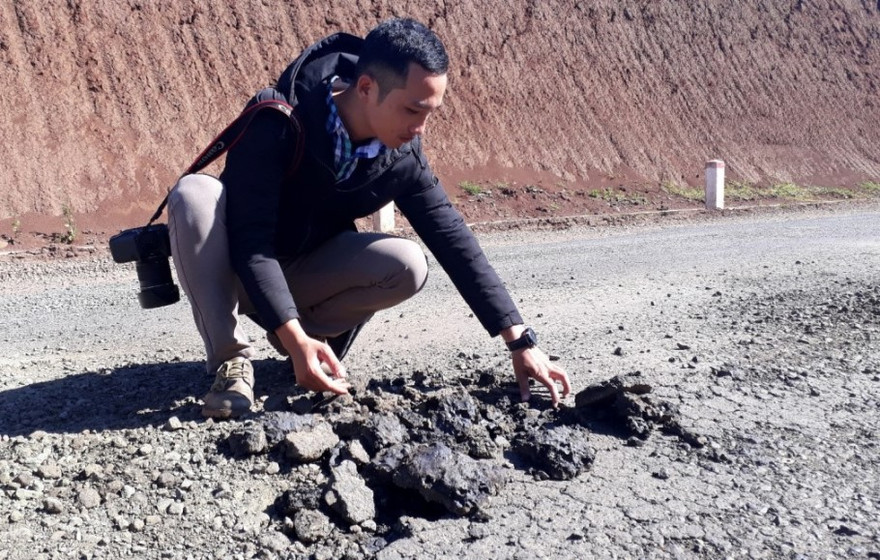 Nhiều vị trí tại tuyến đường 95 tỉ đồng có thể bóc từng mảng bằng tay không