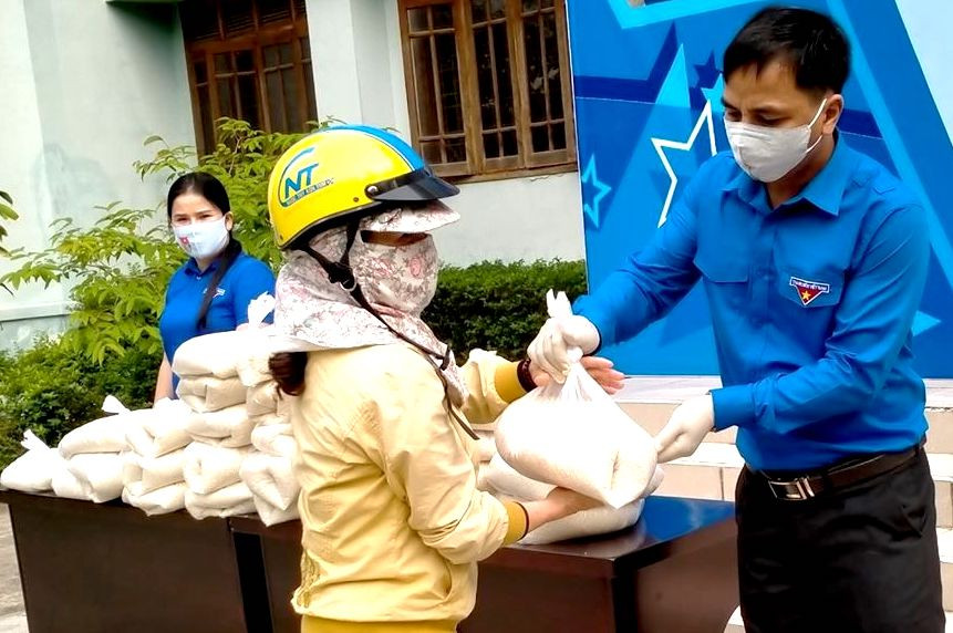 Cán bộ Tỉnh đoàn Kon Tum phát gạo cho người dân