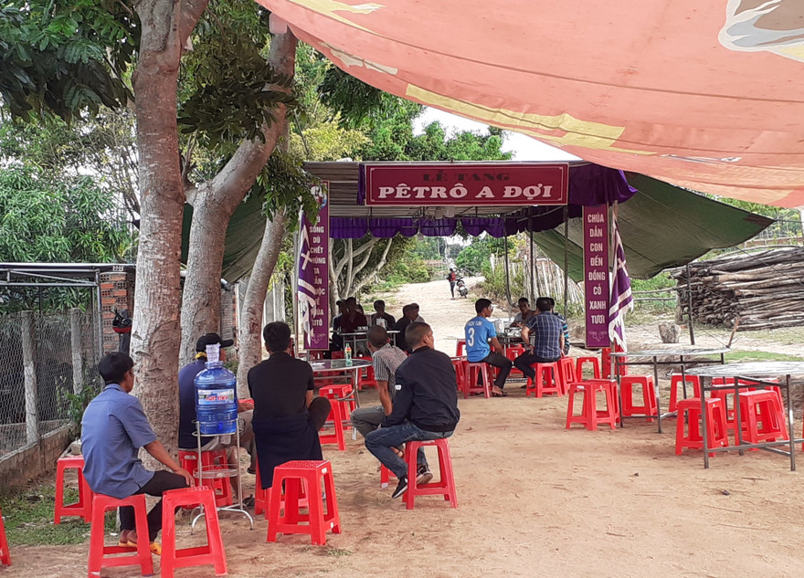 Người thân tổ chức mai táng cho anh A Đợi