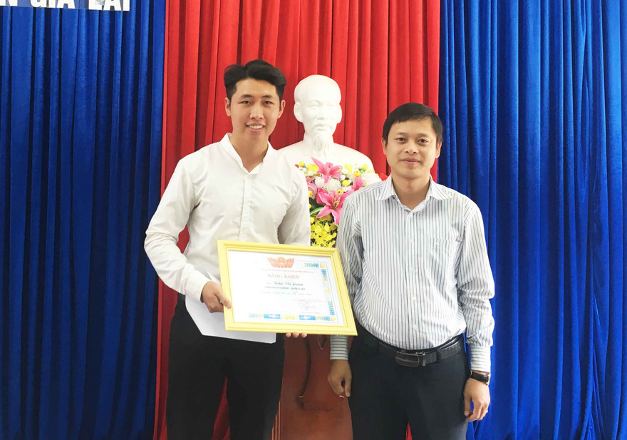 Tỉnh đoàn Gia Lai trao bằng khen cho anh Trần Vũ Luân