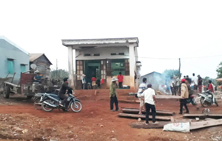 Người dân đến chia buồn, lo hậu sự giúp gia đình các em nhỏ bị đuối nước