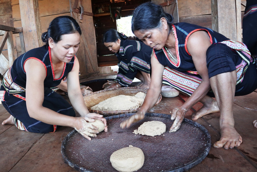 Chị Y Thu (bên trái) nặn men rượu cần