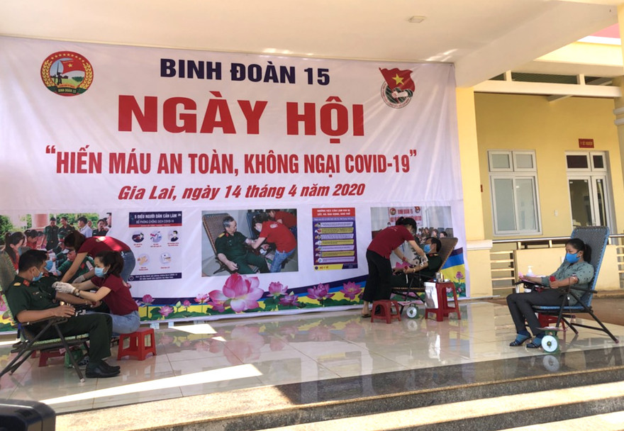 Các chiến sỹ thuộc Binh đoàn 15 hiến máu