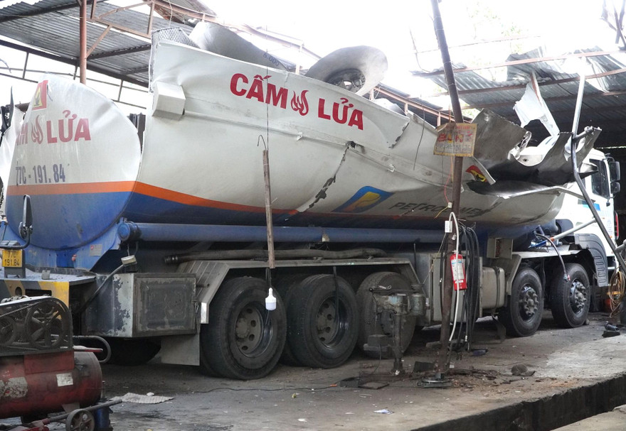 Hiện trường xe bồn phát nổ