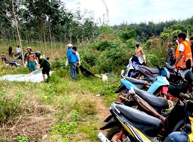 Thi thể anh A Môn được tìm thấy và đưa lên bờ, ảnh Thy Thảo