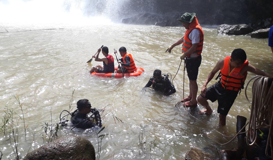Thi thể 3 nam thanh niên được tìm thấy dưới lòng thác sâu