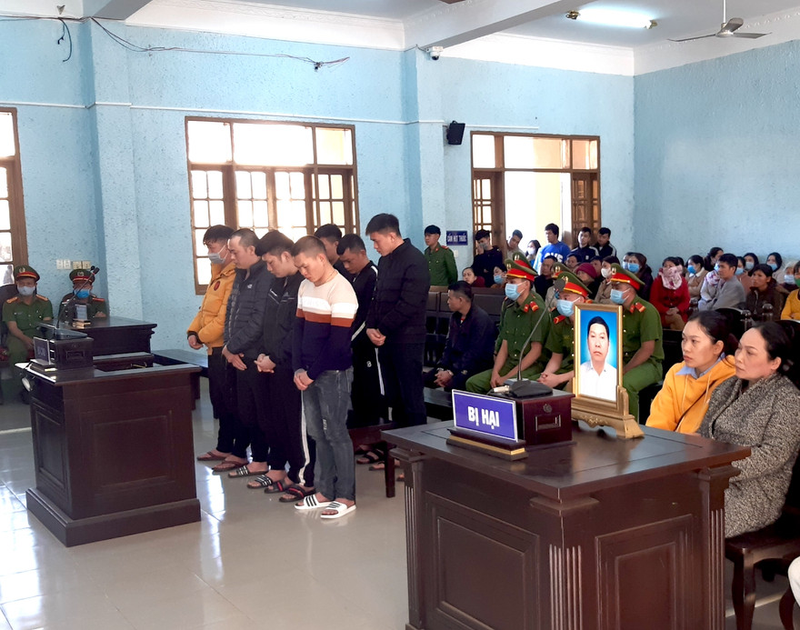 Đỗ Ngọc Lắm (thứ 3 từ phải qua) và nhóm đối tượng trước vành móng ngựa.