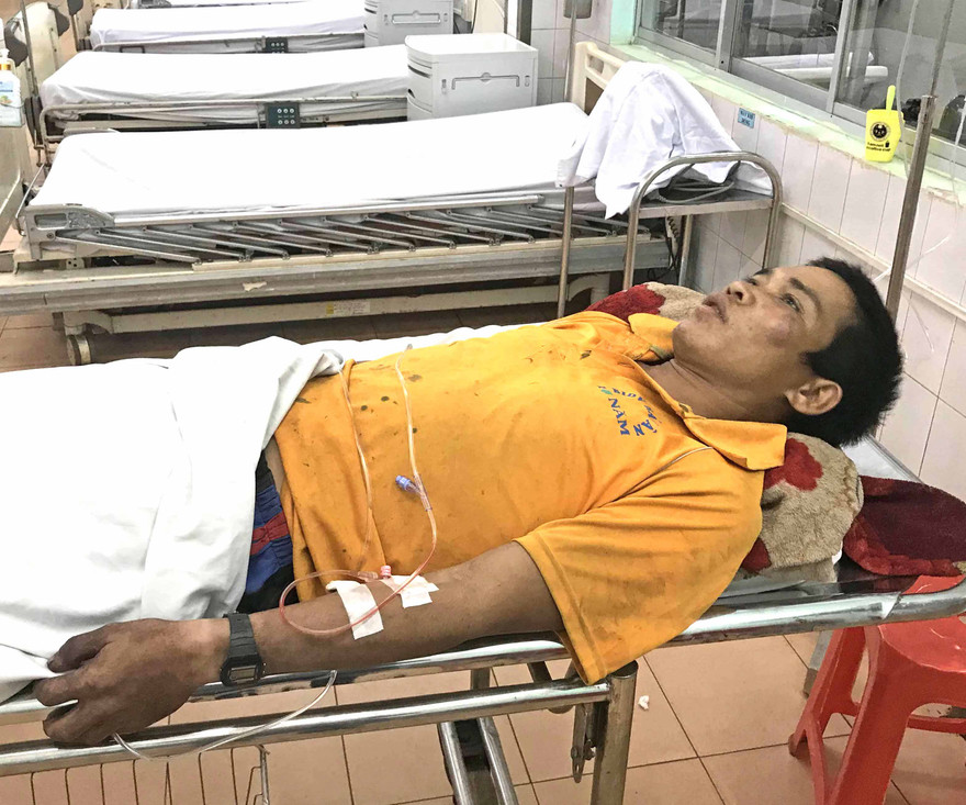 Anh Be đang được điều trị ở bênh viện Đa khoa tỉnh Gia Lai chưa hết bàng hoàng sau sự việc đau lòng