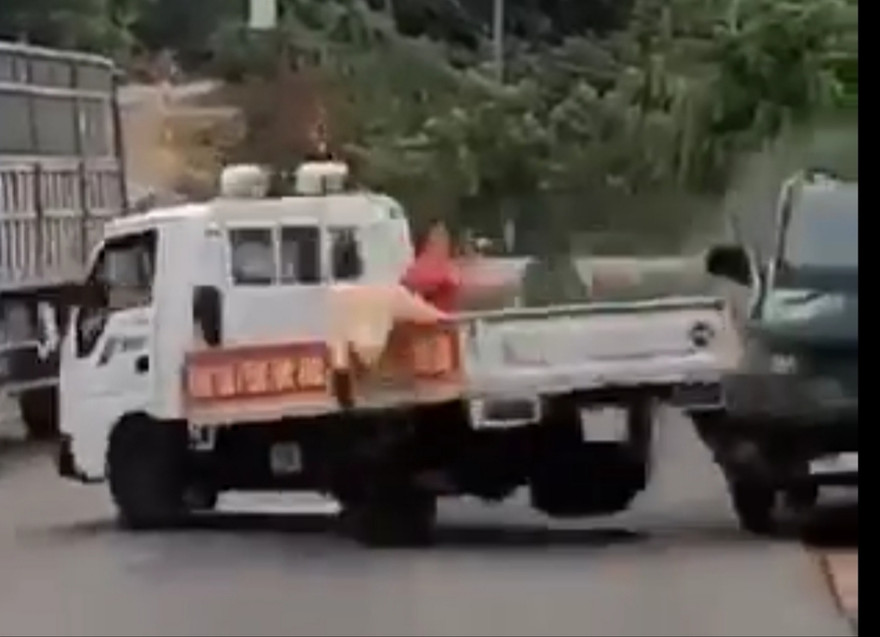 Ảnh cắt từ clip người dân quay lại vụ việc